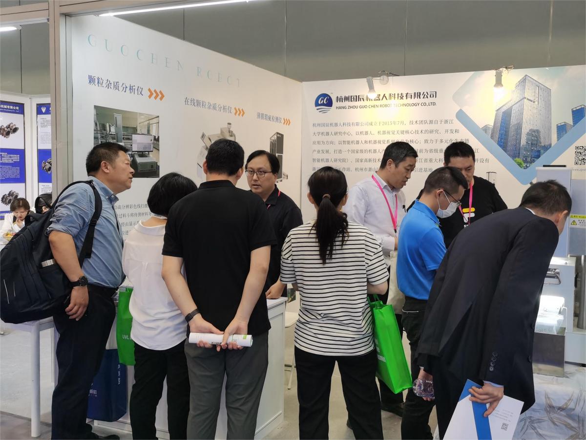 國(guó)辰展位上,到訪客戶圍觀、了解產(chǎn)品